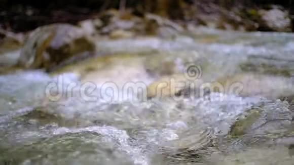 奥地利山脉的河流视频的预览图