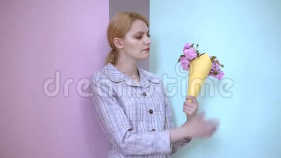 带着玫瑰花束的女人心烦意乱女孩对送给她的花束感到不安视频的预览图