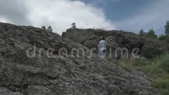 在岩石上行走的女孩视频的预览图