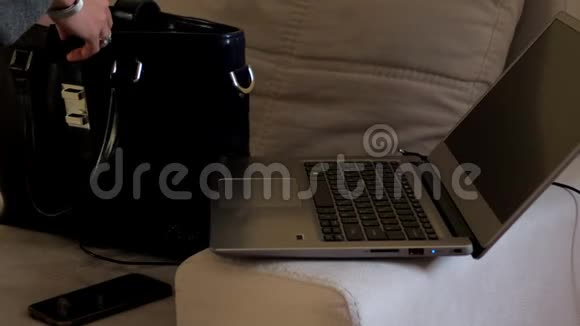 特写镜头的女人准备工作把手提电脑放在手提包里视频的预览图