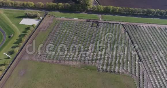 未完成的太阳能板场的空中景观视频的预览图