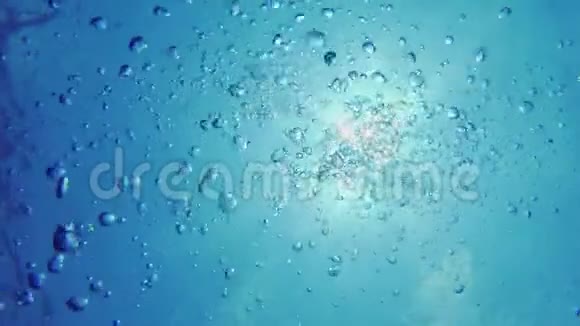漂浮的氧烯气泡视频的预览图