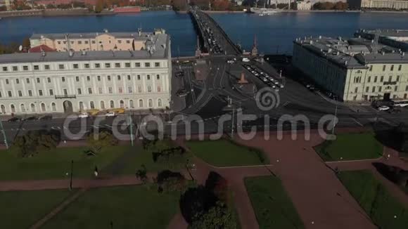 阳光明媚的早晨宫殿和其他桥梁瓦西里耶夫斯基岛的吐口水鸟瞰罗斯塔尔柱子视频的预览图