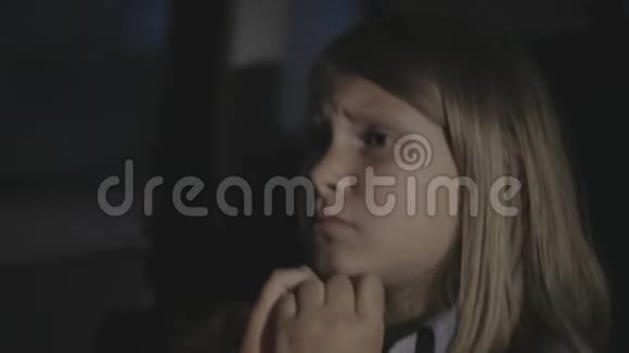 一个小女孩在后座开车哭视频的预览图
