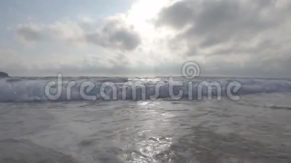 海滩上海浪的地面水平视图视频的预览图