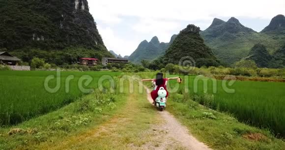 骑着摩托车在阳朔村庄探险的情侣视频的预览图