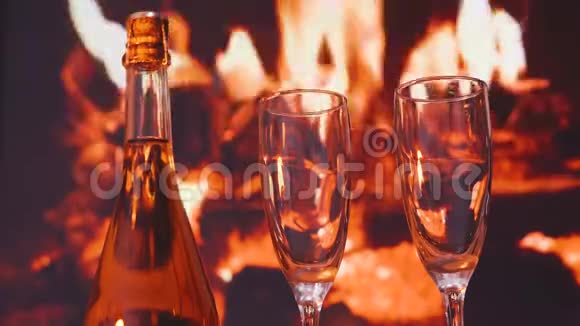 温暖的壁炉前有两杯起泡香槟情人节视频的预览图