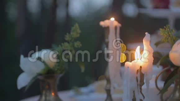森林里桌子上的蜡烛视频的预览图