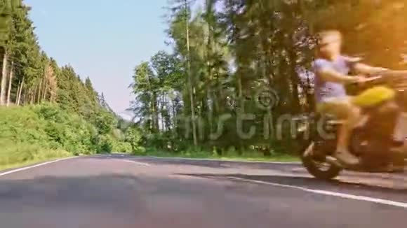 摩托车在路上骑行在空路上玩得开心视频的预览图