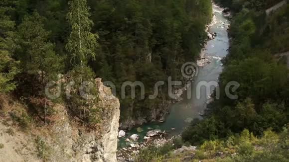 黑山山区和一条小河的溪流视频的预览图