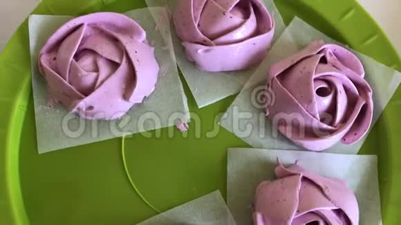 棉花糖的玫瑰花躺在盘子上容器中的下一个Zephyr质量为棉花糖的形成而站在塔布上视频的预览图
