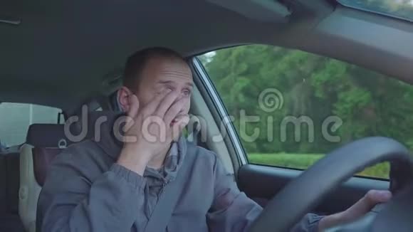 精疲力竭的司机睡着了开车视频的预览图