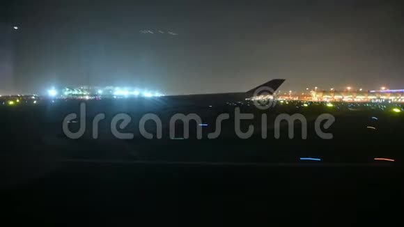 4夜间起飞时飞机机翼的K视图视频的预览图