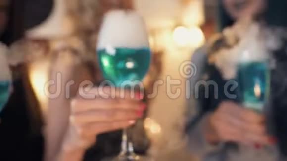 带着白烟的蓝色鸡尾酒的朋友万圣节派对恶作剧或款待视频的预览图