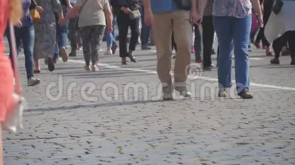 人们在红场散步圣巴西尔大教堂远处的波克洛夫斯基大教堂视频的预览图