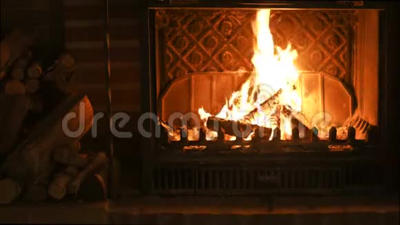 燃烧的壁炉背景为设计新年祝福圣诞节视频的预览图