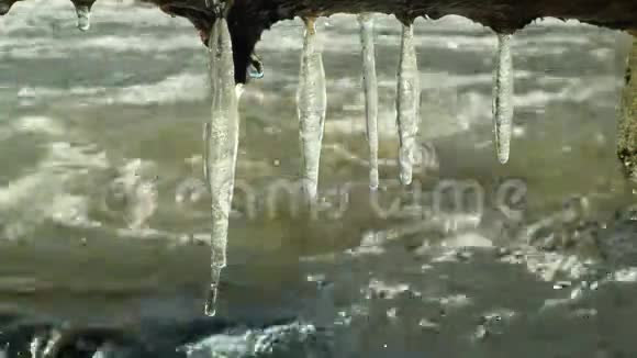 冰柱在冬天给莫拉瓦河浇水冰封的魔法和神奇的白色悬挂在悬着的地方上面流淌着冰石视频的预览图