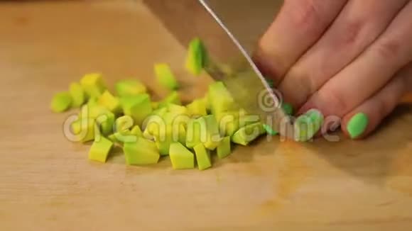 女性手把牛油果切成块做沙拉视频的预览图