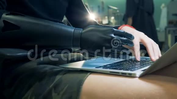 cyborg概念人工和自然的手在笔记本电脑上打字视频的预览图