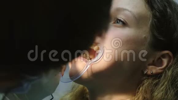 金属支架系统安装固定去看牙医矫正牙颌畸形视频的预览图