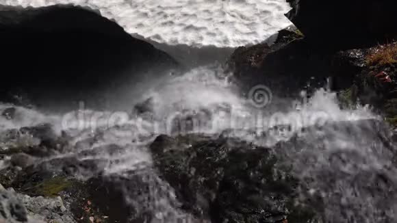 瀑布山瀑布清澈见底清澈见底河水清澈见底视频的预览图