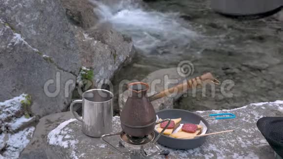 水倒入咖啡壶特写镜头午餐在一条山河的岸边视频的预览图