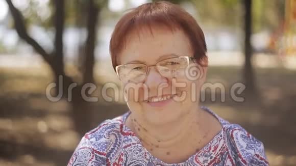 公园里快乐的老太太戴着眼镜享受退休生活的照片视频的预览图