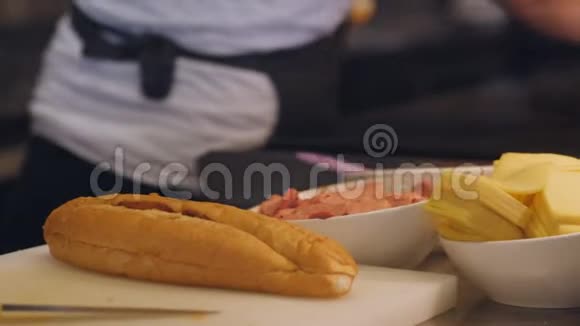 厨师在烤盘上烤面包做三明治视频的预览图