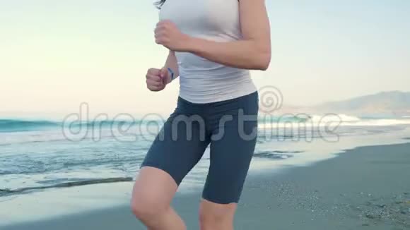 运动的女人在日出时坐海上跑步视频的预览图