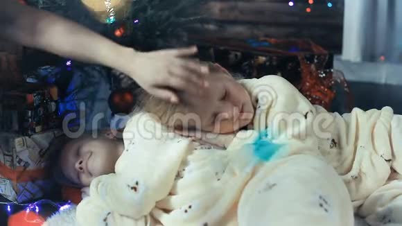 两个女孩睡在圣诞树下视频的预览图