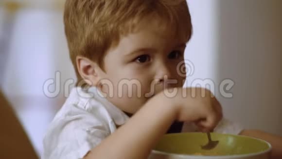 幼儿男孩用一勺粥喂自己视频的预览图
