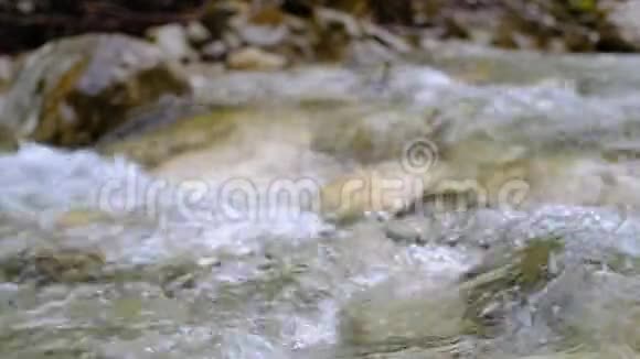 奥地利山脉的河流视频的预览图