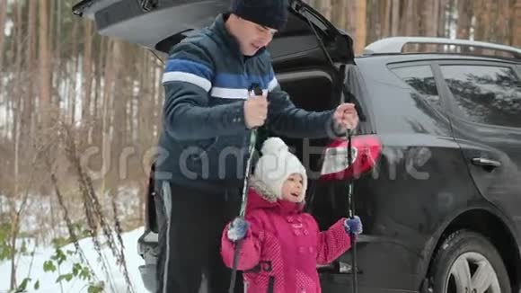父亲教女儿滑雪家庭假日在冬林视频的预览图