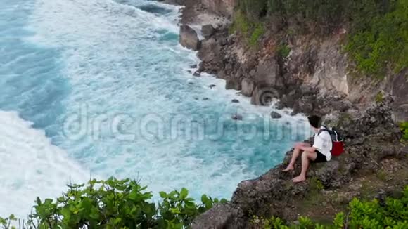 他坐在悬崖边上小男孩来到悬崖边坐下坐着看地平线的人男孩视频的预览图