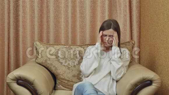 一个漂亮的年轻女孩把手放在脑后患有偏头痛一个忧郁症的美女视频的预览图