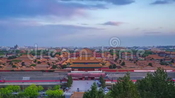 北京紫禁城的鸟瞰景从京山白天到夜晚的时间流逝视频的预览图