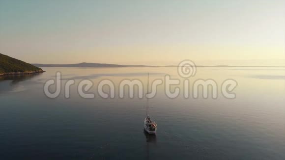 加勒比海日落时帆船的鸟瞰图视频的预览图