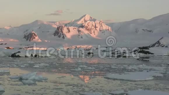 南极半岛在夕阳照射下的山脉和冰川视频的预览图