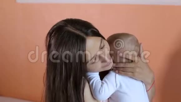 快乐的爱妈妈拥抱她新生的婴儿视频的预览图