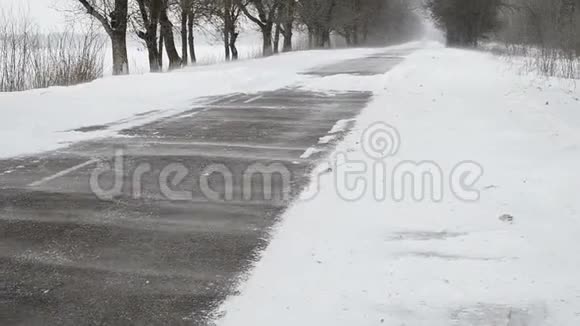 在雪地里行走双脚俯视在雪地里的腿视频的预览图