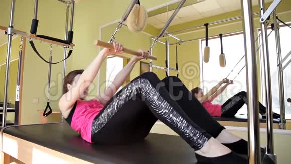普拉提改革锻炼锻炼妇女在健身房伸展运动视频的预览图