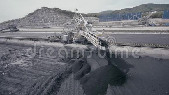 怪物机器4k煤炭超载是一台巨大的机器视频的预览图