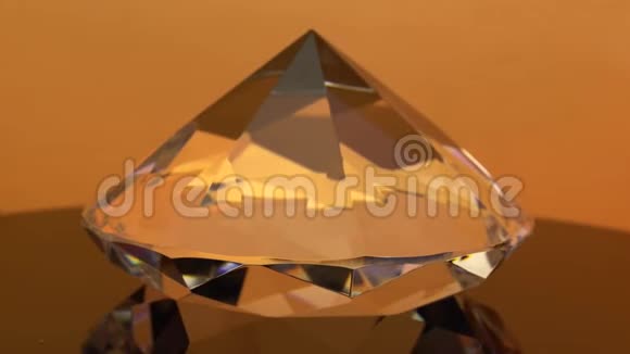 亲爱的钻石正在旋转和闪闪发光的橙色高光橙色背景视频的预览图