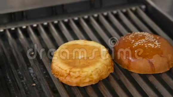 在煤烤架上用芝麻制作和烤汉堡包在户外烧烤烧烤烧烤烧烤和烧烤时准备烤肉视频的预览图