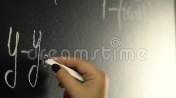 三角公式在板上写出数学公式视频的预览图