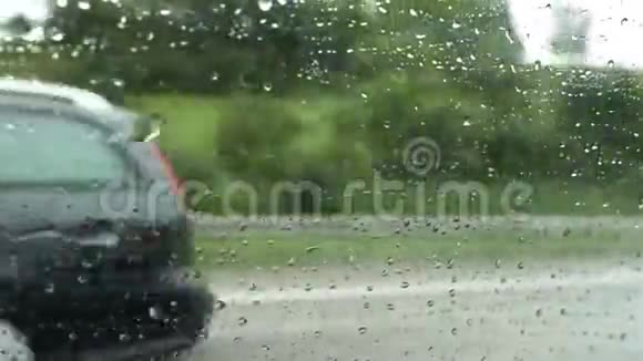 从快速行驶在瑞士高速公路上的汽车可以看到视频的预览图