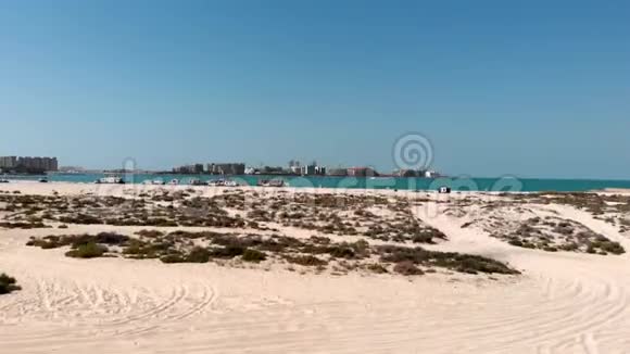 迪拜是一座建在沙漠中的城市俯瞰朱迈拉棕榈岛视频的预览图