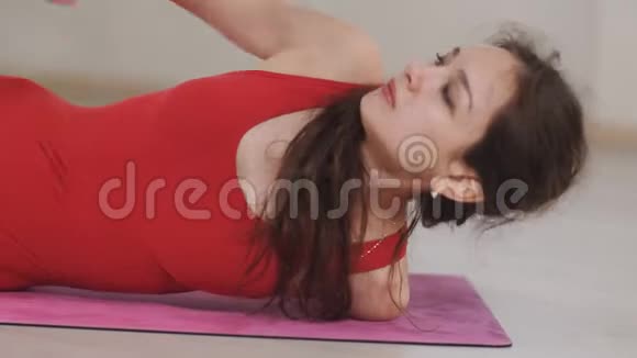 穿红色运动组合瑜伽工作室的女人带着一面大镜子视频的预览图