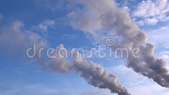 蓝天烟从工厂的烟囱里冒出来视频的预览图