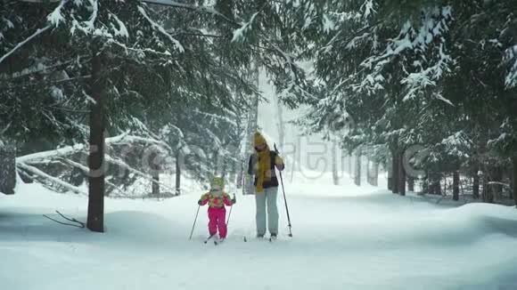 妈妈教女儿滑雪视频的预览图